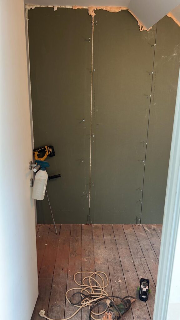 Parois en cours d’habillage et plancher apparent pendant les travaux