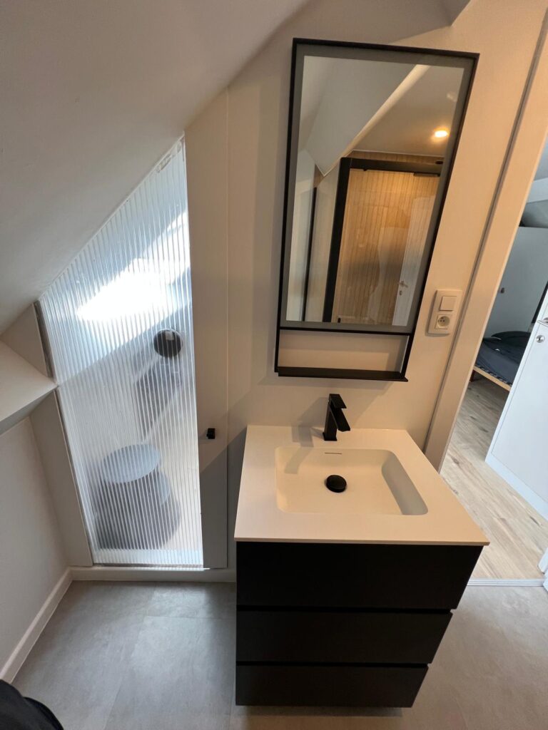 Meuble vasque suspendu noir, vasque blanche et miroir à cadre noir